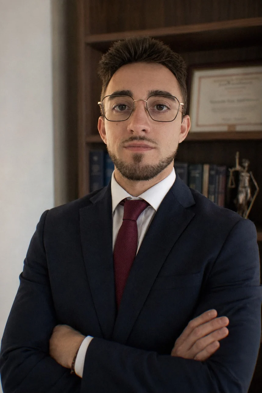 David Carrasco en retrato profesional con corbata roja